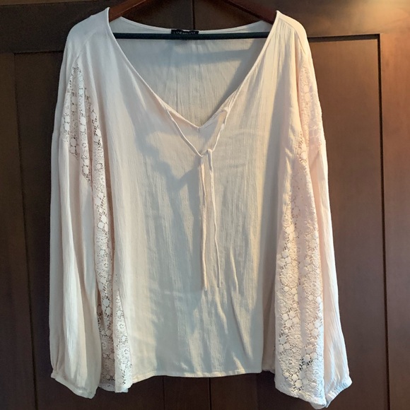 Fun, light, crinkly, palest pink lace accent top - Picture 1 of 4